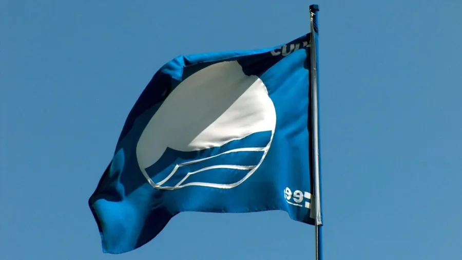 La playa de Altafulla recibe la distinción de Bandera Azul 2024